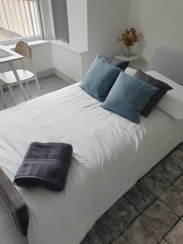 Modern 1 & 2 Bed Apartments, Desborough, Kettering, Sleeps 3, Free Parking, WIFI, Ideal for Families & Relocations