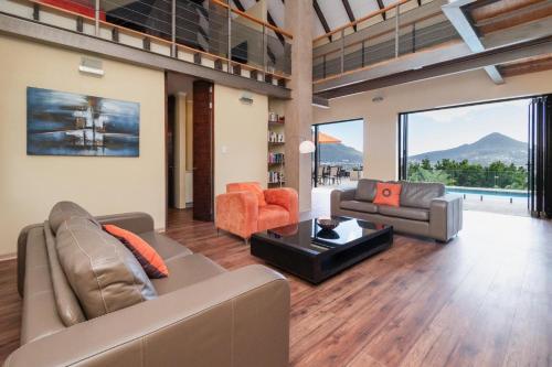 Houtbay Hilltop Villa - Tap to explore photos