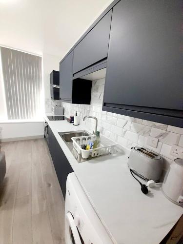 廚房, Modern 2 Bed Apartment, Desborough, Kettering, Sleeps 5, Free Parking, WIFI, Ideal for Contractors,  in 德斯伯勒