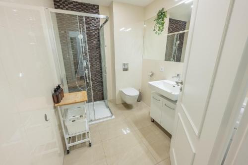 HLY| APT by Wenceslas square fit up to 6 guests - image 14