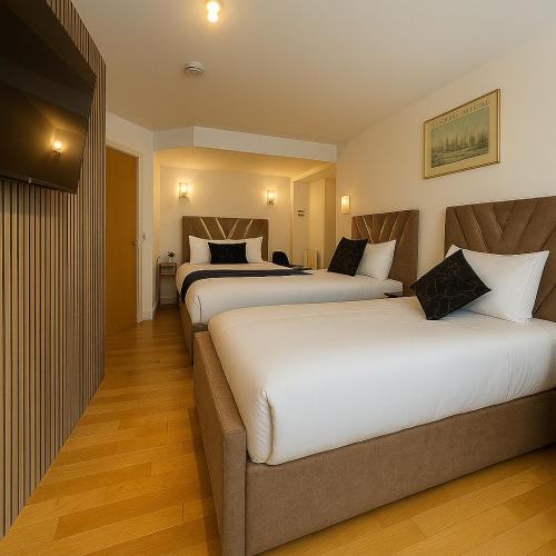 Stylish & Bright Studio in the Heart of Soho Unbeatable Location! No Lift WD8 - image 2