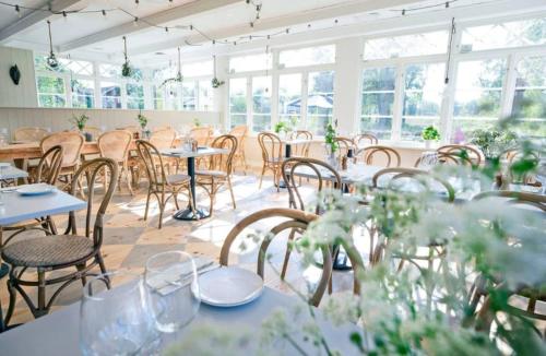 Sjövillan på Karlbergs Pensionat (Sjovillan pa Karlbergs Pensionat) in Moja