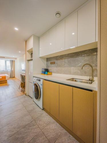 Hong Ge Apartment Hotel near Saizeriya (ZhangFeng Jing Pan Plaza)