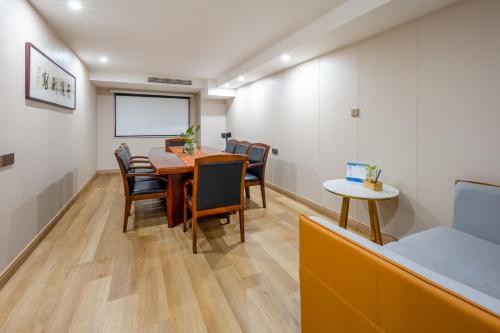 Meeting room / ballrooms, Hong Ge Apartment Hotel near Saizeriya (ZhangFeng Jing Pan Plaza)
