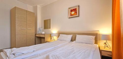 One-Bedroom Apartment with Pool View image 2
