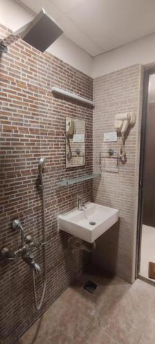 Five stones By Earth Hotel Ekkatuthangal Guindy in Chennai