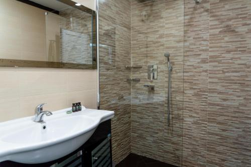 2 BDR Cozy Downtown Apt I Mall, Park, Subway, София (фото 5)