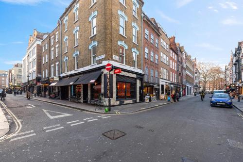 Lively Soho Studios and 2 Bedroom In the Heart of Londons Nightlife No Lift GSG - image 2