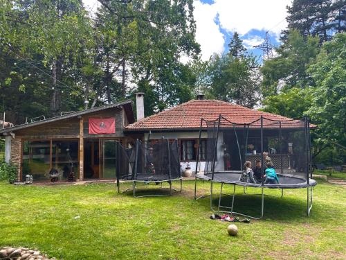 Udvendig, Kъщичка в полите на планина Витоша с коне и животни in Vladaya