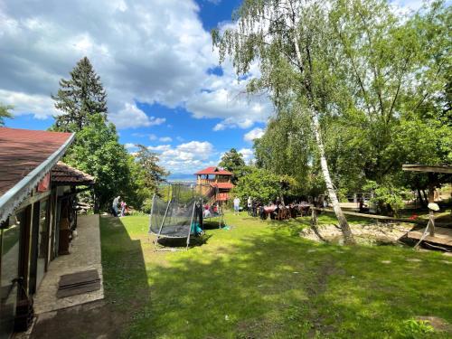 Omgivelser, Kъщичка в полите на планина Витоша с коне и животни in Vladaya
