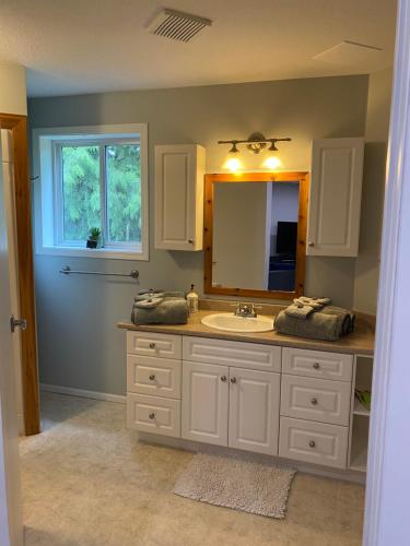 Blind Bay Chalet 2 Bedroom Private Suite in Blind Bay (BC)