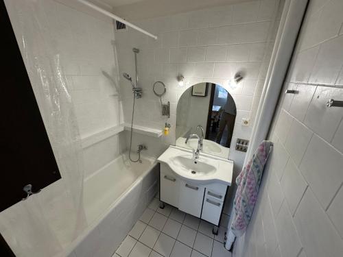 Private rooms, stunning city views, top-floor with balcony, bathtub, Internet, coffee, Prag (Foto 6)