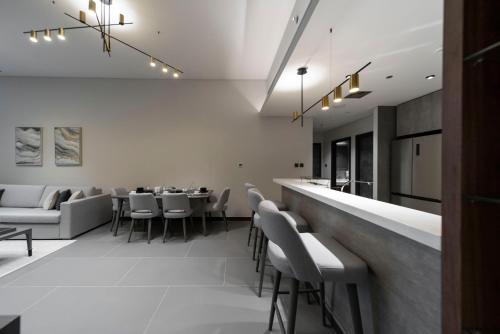 MBL Royal Stunning 2 Bedroom Apartment Plus Maid Room Lake view, Dubai (Foto 2)