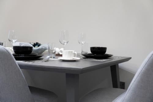 MBL Royal Stunning 2 Bedroom Apartment Plus Maid Room Lake view, Dubai (Foto 3)