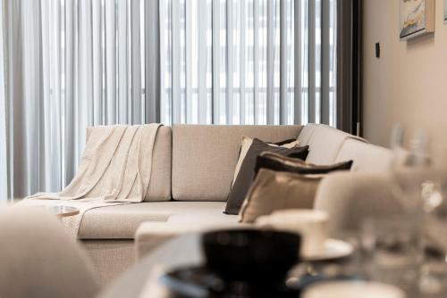 MBL Royal Stunning 2 Bedroom Apartment Plus Maid Room Lake view, Dubai (Foto 5)