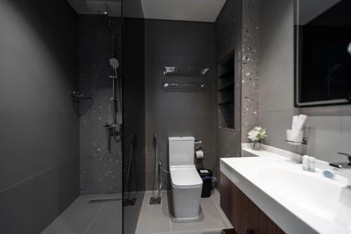 MBL Royal Stunning 2 Bedroom Apartment Plus Maid Room Lake view, Dubai (Foto 6)