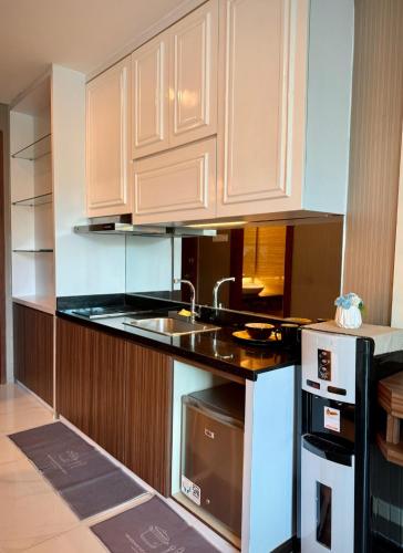 Kitchen, Panbil Residence Apartment with Netflix in Batam Island