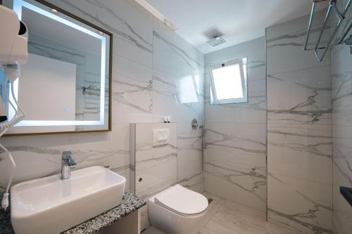 Deluxe Triple Room image 5