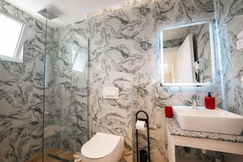 Deluxe Triple Room image 10