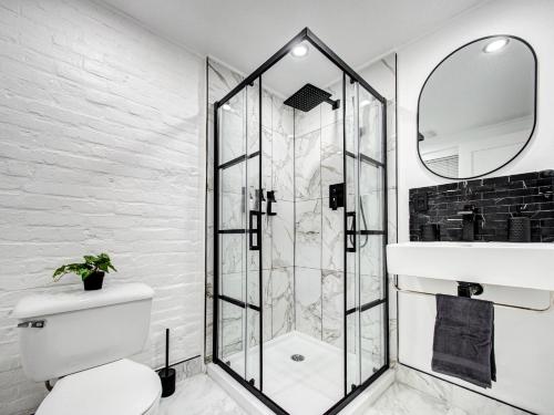 pancuran, Stylish-24 1-Bedroom in HoMa Montreal near Planetarium Rio Tinto Alcan