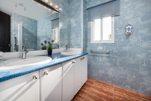 Three-Bedroom Premium Apartment with Balcony image 8