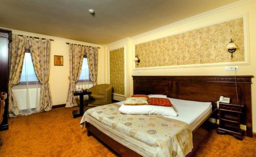 1 queen bed, 1 sofa bed