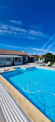 Ty Grain de Sel : logement privatif avec piscine, jardin et patio in Chauve