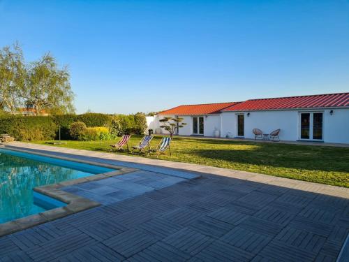 Ty Grain de Sel : logement privatif avec piscine, jardin et patio in Chauve