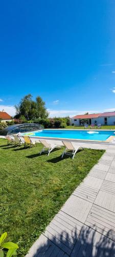 Ty Grain de Sel : logement privatif avec piscine, jardin et patio in Chauve