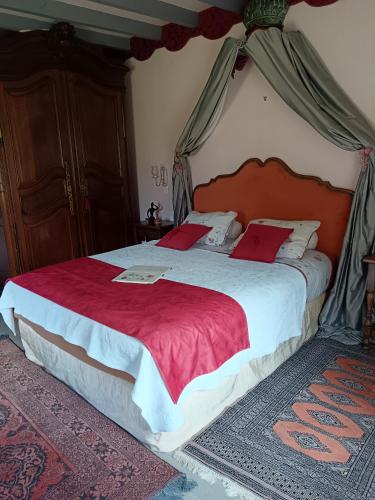 1 queen bed, 2 twin beds