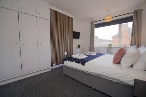 Beech Palace - Stylish 3Bed Home with Private Garden, Free Parking & Netflix, Coventry (foto 4)