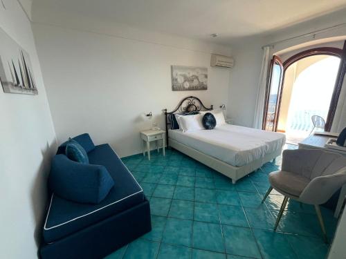 Triple Room with Balcony and Sea View room in Hotel Il Gabbiano