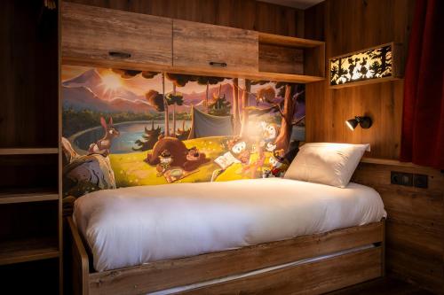 1 queen bed, 3 twin beds