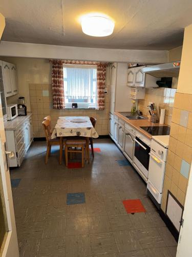 3 Floor XXL House, 7 Rooms, 2 Kitchen, 15 Minutes to Frankfurt, Washing Machine in 凱爾克海姆/陶努斯