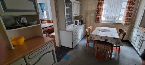3 Floor XXL House, 7 Rooms, 2 Kitchen, 15 Minutes to Frankfurt, Washing Machine in 凱爾克海姆/陶努斯