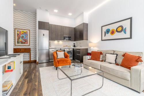Stylish 2-Bed Apartment on Gran Vía Madrid - image 5