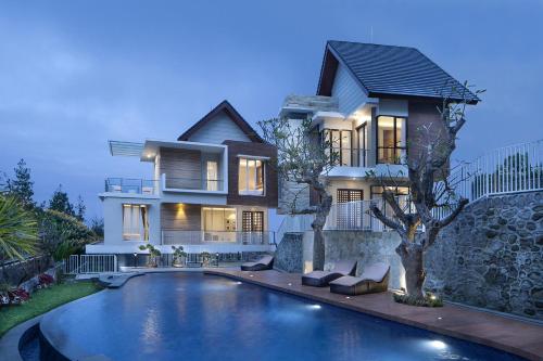 Azcarya Villa Malang