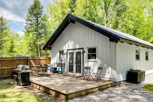 2 Mi to Conway: Cozy Cabin w/ Grill & Yard! in Konveja (NH)
