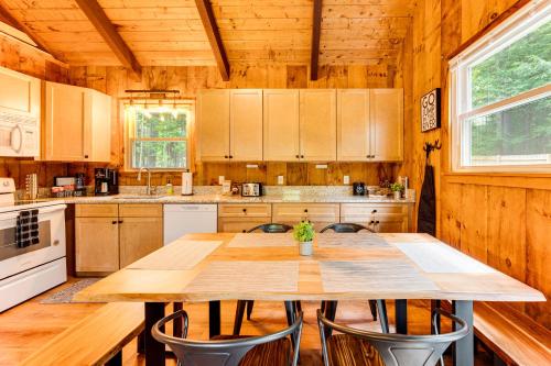 2 Mi to Conway: Cozy Cabin w/ Grill & Yard! in Konveja (NH)