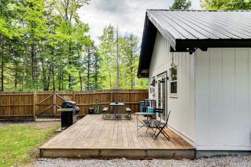 2 Mi to Conway: Cozy Cabin w/ Grill & Yard! in Konveja (NH)