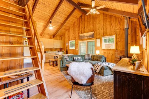 2 Mi to Conway: Cozy Cabin w/ Grill & Yard! in Konveja (NH)