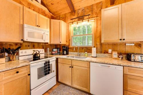 2 Mi to Conway: Cozy Cabin w/ Grill & Yard! in Konveja (NH)