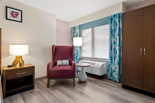 King Room with Roll-In Shower - Mobility Access image 3