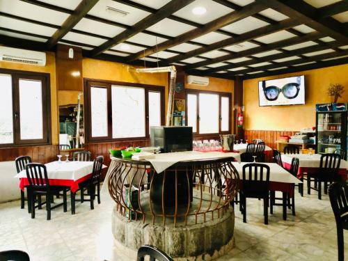 Hostal Restaurante MarRojo Sanabria in Cobreros