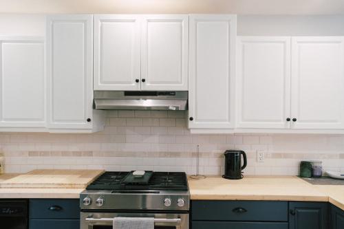 Létesítmények, Sandbanks Cottage on Sheba's Island - 5 min drive, pet friendly in West Lake (ON)