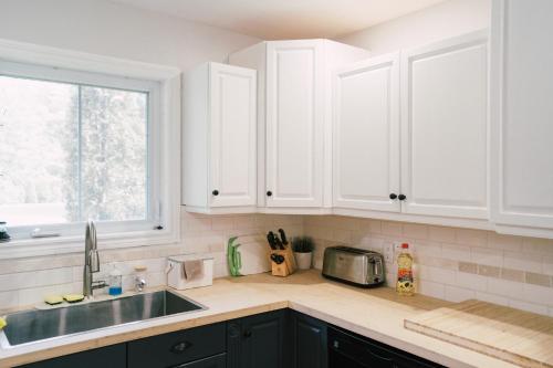 Létesítmények, Sandbanks Cottage on Sheba's Island - 5 min drive, pet friendly in West Lake (ON)