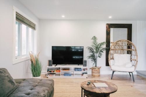 Létesítmények, Sandbanks Cottage on Sheba's Island - 5 min drive, pet friendly in West Lake (ON)