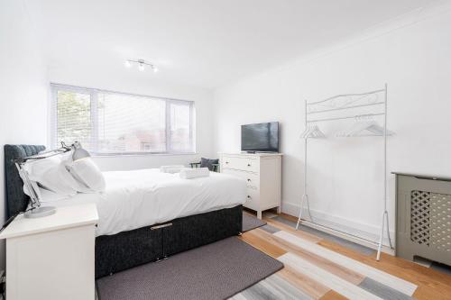 Chic 3 BR Home with Balcony & Free Parking Room Type - Three-Bedroom Apartment Chic 3 BR Home with Balcony & Free Parking Room Type - Three-Bedroom Apartment