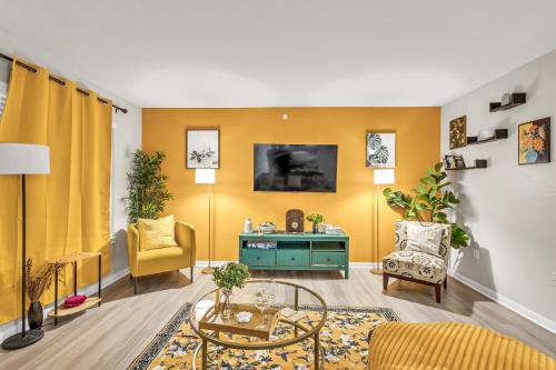 Casa Marigold ATX - Cozy Stay - Near DT & Airport — other in Estates at East Riverside 912, Austin United States, TX 78741