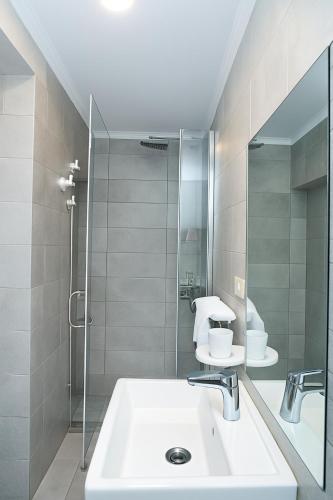 Deluxe Double or Twin Room image 3